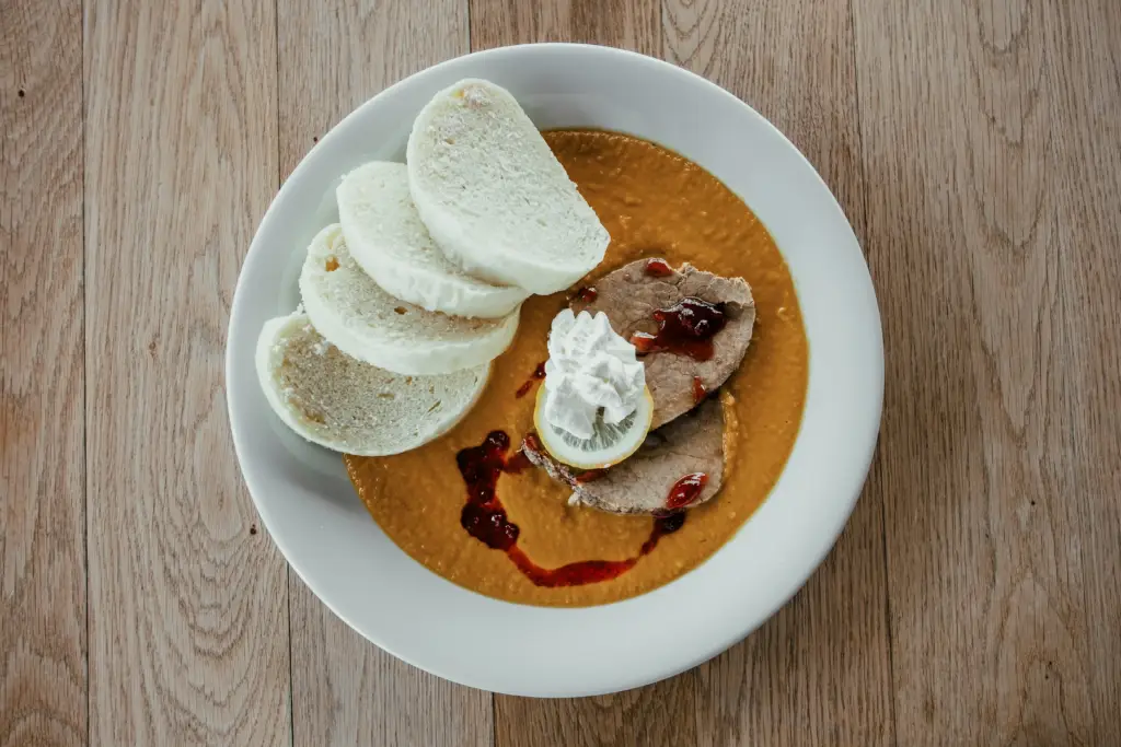 Svíčková v restauraci na horní stanici lanovky