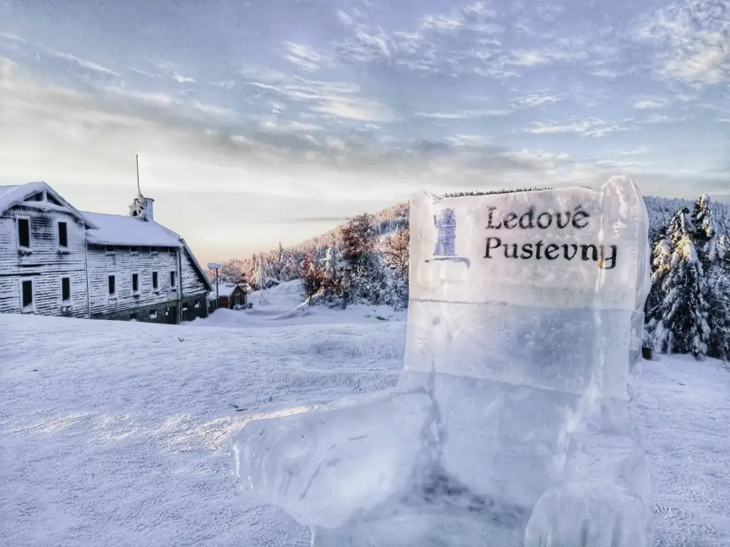 Křeslo ledových soch na Pustevnách