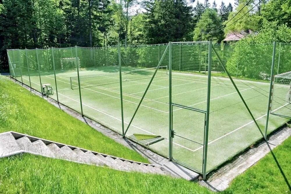 Sportovní hřiště u hotelu Troyer
